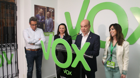 Los concejales de Vox en Zaragoza, Julio Calvo y Carmen Rouco, en la zona izquierda de la imagen junto al presidente de la formación ultra en Zaragoza, Santiago Morón. VOX