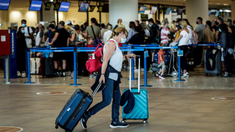 Miles de turistas británicos abandonan Portugal para evitar cuarentena.