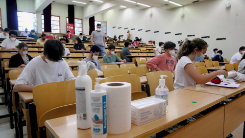 Varios estudiantes repasan antes del inicio de la Evaluación para el Acceso a la Universidad en la Comunidad de Madrid (EBAU), en la facultad de Ciencias Económicas y Empresariales de la Universidad Complutense.