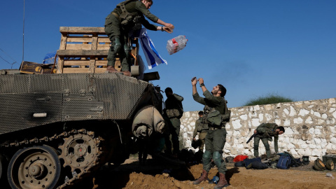 Soldados israelíes descargan un tanque durante la tregua acordada entre Israel y Hamás este 24 de noviembre de 2023.