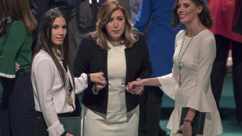 La cantante India Martínez y la gimnasta Lourdes Mohedano fueron dos de las galardonadas con la Medalla de Andalucía en 2017. EFE/Julio Muñoz