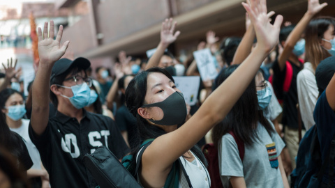 Varias docenas de estudiantes que vestían camisas negras y máscaras instaron al gobierno de Hong Kong a aceptar las cinco demandas de los activistas contra la extradición, incluida una investigación sobre la presunta brutalidad policial y e