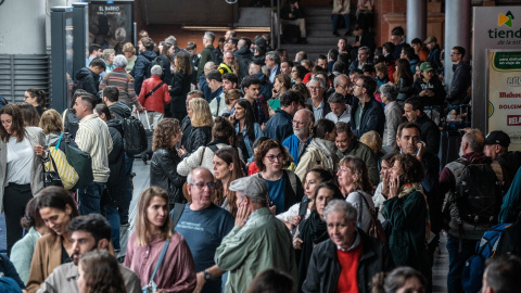 Decenas de personas esperan en un hall en la estación de tren Almudena Grandes-Atocha (Madrid) el pasado 19 de octubre de 2023.