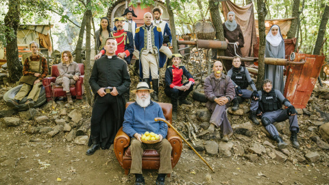 José Luis Cuerda con los actores de 'Tiempo después' en el rodaje. / EONE SPAIN