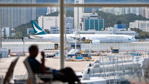 Un avión aterriza en el Aeropuerto Internacional de Hong Kong, China, a 13 de septiembre de 2023.