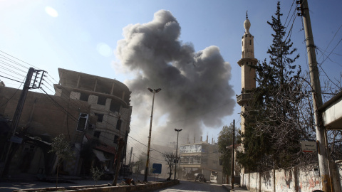 El humo se eleva cerca de una mezquitas tras los bombardeos en la localidad rebelde de Hamouriyeh, en el este de Guta, cerca de la capital siria de Damasco. REUTERS / Bassam Khabieh