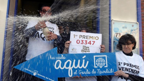 Alegría en las inmediaciones de la administración de Lotería de Huesca que repartió 30 series del 03.347, premio Gordo del Sorteo de la Lotería de Navidad.- EFE/Mariscal