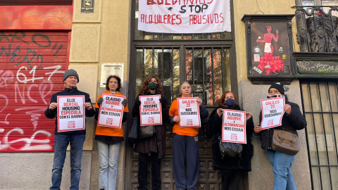 Los vecinos del número 22 de la calle Galileo de Madrid se han declarado "en lucha" contra la empresa que ha comprado todo el bloque y se niega a renovar sus contratos de alquiler.