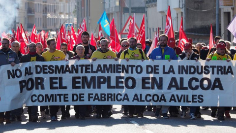 La plantilla de Alcoa durante una movilización.-EFE/Eliseo Trigo