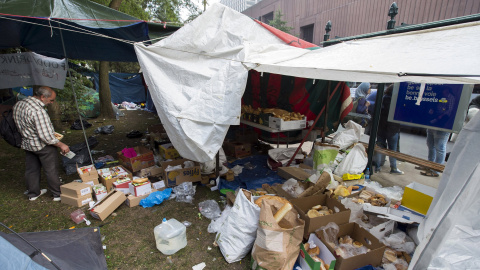 Un solicitante de asilo espera en un campamento improvisado fuera de la oficina extranjera en Bruselas./ REUTERS