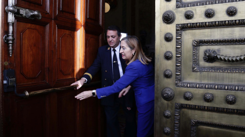 La presidenta del Congreso, Ana Pastor, abre la puerta de la Cámara Baja en una jornada de puertas abiertas./ EFE