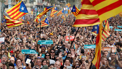 Miles de personas celebran en Barcelona la independencia de Catalunya. - REUTERS