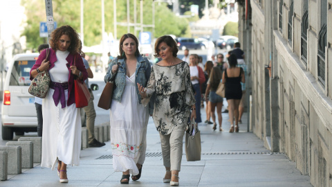 La ministra de Hacienda en funciones, María Jesús Montero, la portavoz socialista en el Congreso, Adriana Lastra, y la vicepresidenta del Gobierno en funciones, Carmen Calvo, a su llegada a la primera reunión de los equipos negociadores del