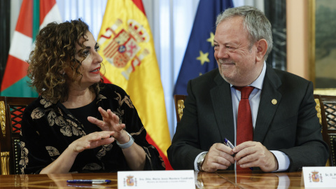 La ministra de Hacienda, María Jesús Montero y el consejero vasco de Economía y Hacienda, Pedro Azpiazu, en la reunión de la comisión mixta del Concierto Económico para aprobar la renovación de la ley quinquenal del Cupo. EFE/ Javier Lizon