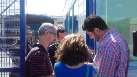 Los técnicos municipales hablan con los agentes a las puertas del CIE. (@laiaclaret / TWITTER)