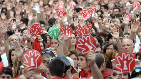 Miles de personas muestras sus manos en alto durante la concentración en la Plaza del Ayuntamiento de Pamplona contra la agresión sexual de la joven. VILLAR LÓPEZ (EFE