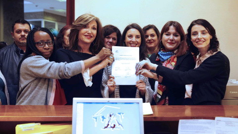 La portavoz de Podemos en el Congreso, Irene Montero (c), junto a miembros del Grupo Parlamentario Confederal Unidos Podemos-En Comú Podem-En Marea presenta la Proposición de ley sobre la protección jurídica de las personas trans y el derec