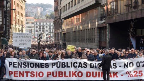 Manifestación de jubilados y pensionistas por las calles de Bilbao (Vizcaya) en defensa de unas pensiones dignas, del sistema público de pensiones y de su actualización en base al IPC. EFE/MIGUEL TOÑA