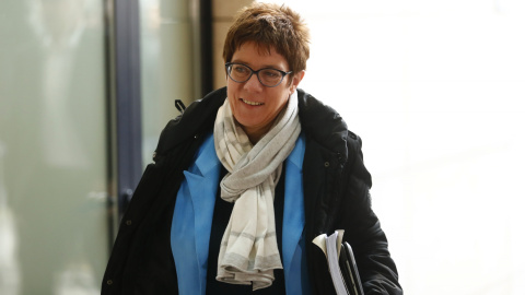 Annegret Kramp-Karrenbauer, de la Unión Demócrata Cristiana, llega a las conversaciones de la coalición. REUTERS