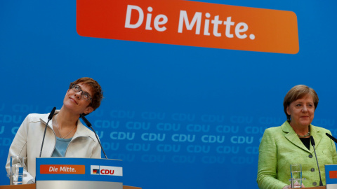 Angela Merkel, y el Primer Ministro del Estado de Sarre, Annegret Kramp-Karrenbauer. REUTERS