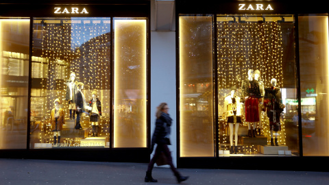 Escaparate de una tienda de Zara, la principal enseña del grupo textil Inditex, en Zurich (Suiza). REUTERS/Arnd Wiegmann