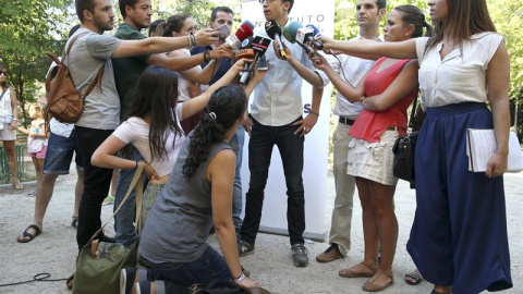 El secretario político de Podemos, Íñigo Errejón, atiende a los medios a su llegada a la inauguración de los cursos de verano del partido, hoy en la Universidad Complutense, en Madrid. EFE/Chema Moya