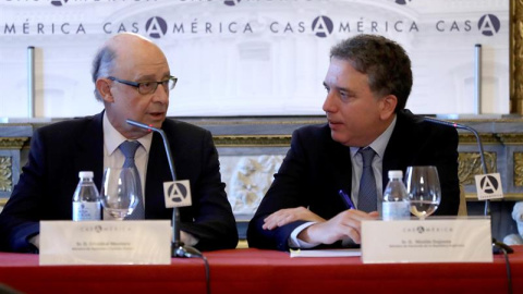 El ministro de Hacienda y Función Pública, Cristóbal Montoro, conversa con el ministro de Hacienda de Argentina, Nicolás Dujovne, en la Tribuna EFECasa América. EFE/J.J. Guillén