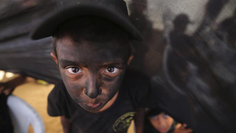 Un joven participa en un campamento de verano militar organizado por el movimiento Yihad Islámica durante las vacaciones escolares de verano en la ciudad de Jan Yunis, al sur de la Franja de Gaza, Palestina. EFE/Hatem Omar