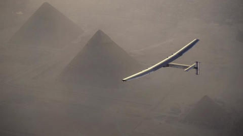 El avión solar Solar Impulse II, pilotado por el suizo Andre Borschberg, mientras sobrevuela las pirámides de Giza (Egipto). EFE/Jean Revillard