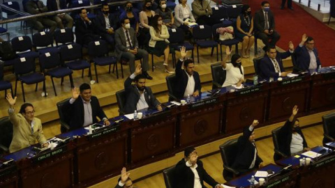 Diputados votan la ley Bitcoin durante la sesión del martes en la Asamblea Legislativa de El Salvador.