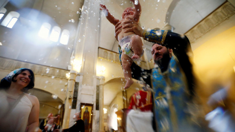 Un bebé bautizado durante una ceremonia de bautismo en masa en la catedral de la Santa Trinidad en Tiflis, la capital de Georgia. REUTERS/David Mdzinarishvili