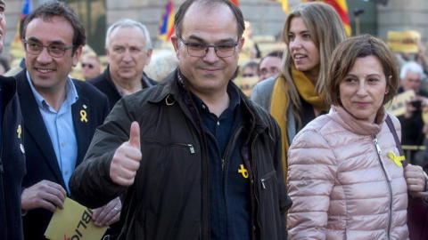 El diputado de JxCat Jordi Turull (c) y la expresidenta del Parlamento de Catalunya Carme Forcadell (d) asisten a una manifestación en Barcelona. EFE/Quique García