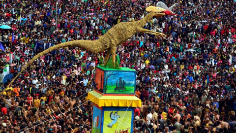 Miembros de la tribu Jaintia llevan un tradicional "Rath" o un carruaje con ocasión de la celebración de su festival Behdienkhlam en Jowai, a 64 kilómetros de la ciudad de Shillong capital del estado de Megalaya, India. EFE