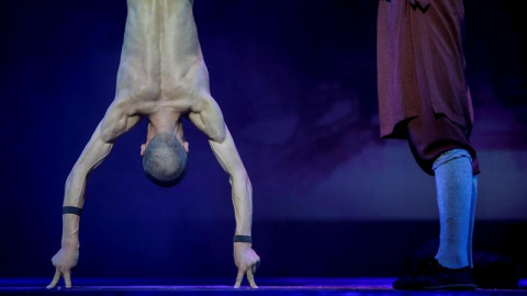 Un monje shaolín logra hacer el pino y mantenerse en equilibrio sobre cuatro dedos de su manos durante la presentación gráfica del espectáculo "Shaolín" en Marina Bay Sands, Singapur. EFE/Wallace Woon