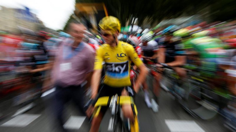 El ciclista británico Christopher Froome (c), del equipo Sky, espera el inicio de la 11º etapa del Tour de Francia en Carcasona. EFE/Kim Ludbrook