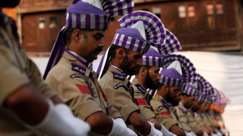 Varios policías indios participan en una ceremonia por el Día de los Mártires en Mazar-e-Shuhada (Cementerio de los Mártires) en Srinagar, capital estival de la parte de Cachemira administrada por la India. EFE/Farooq Khan