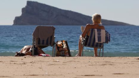 Dos jubilados disfrutan del sol en Benidorm. EFE/Archivo