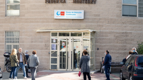 Un grupo de personas a las puertas del Centro de Salud Federica Montseny del Servicio de Urgencias de Atención Primaria (SUAP) de Madrid. E.P./Eduardo Parra