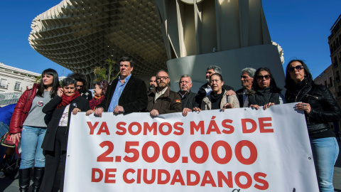 Juan Carlos Quer junto a familiares de asesinados en crímenes de especial crueldad, en su campaña en contra derogación de la prisión permanente revisable. EFE