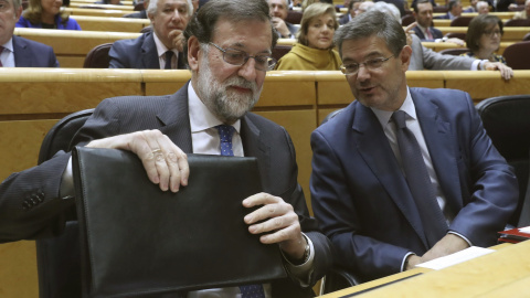 El presidente del Gobierno, Mariano Rajoy, y el ministro de Justicia, Rafael Catalá, durante la sesión de control celebrada esta tarde en el pleno del Senado, en Madrid. EFE