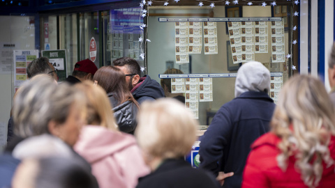 Cola en Castellón para comprar los últimos décimos de lotería.