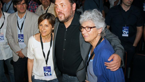 El presidente de Esquerra Republicana, Oriol Jonqueras, abraza a las candidatas de Junts Pel Si, Carmen Forcadell y y Muriel Casals.- Toni Garriga (EFE)