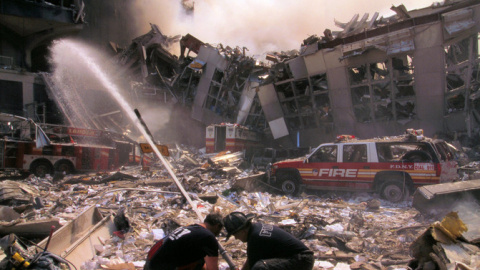 Bomberos, policías y equipos de emergencias sufren ahora las consecuencias del 11S. / Library of Congress