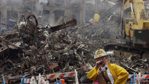 El jefe de bomberos coordina las tareas de rescate en el World Trade Center. / Michael Rieger/ FEMA News Photo