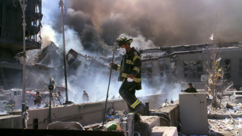 Bomberos trabajando tras el derrumbe de las Torres Gemelas el 11 de septiembre de 2001. / Library of Congress