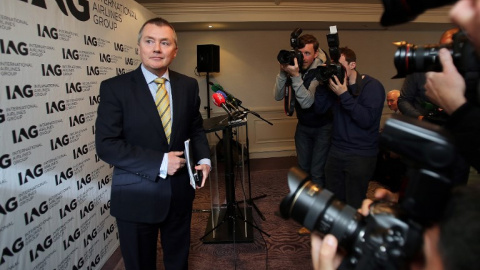 El consejero delegado del grupo de aerolínas IAG (matriz de Iberia y de BA), Willie Walsh, en una rueda de prensa. AFP/Paul Faith