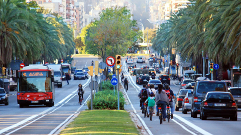 Ciclistas atraviesan una avenida de Barcelona