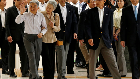 El emperador de Japón Akihito, con la emperatriz Michiko, saluda antes subir al tren bala que lo llevó el pasado julio a su residencia de verano en Nasu. REUTERS/Issei Kato