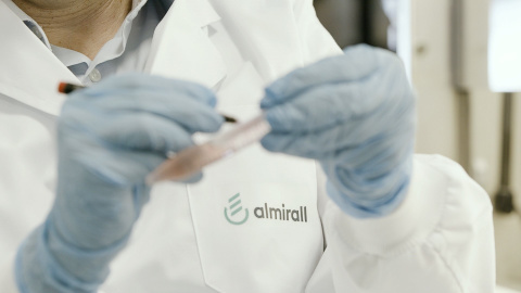 Un trabajador de la farmacéutica Almirall. E.P.