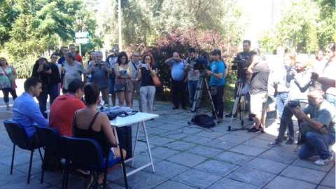 Algunos vecinos de Moratalaz han acudido a la rueda de prensa para mostrar su apoyo al colectivo.